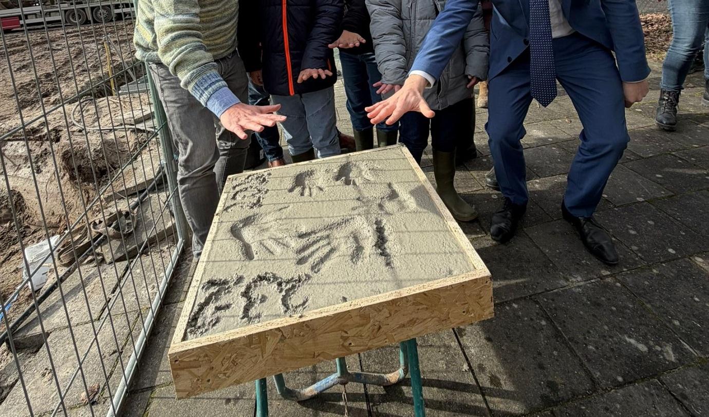 De eerste steen is een feit